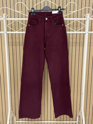 Pantalón vaquero pata recta berenjena levi
