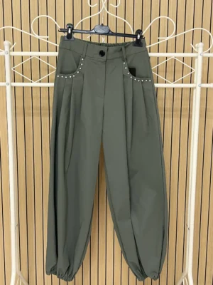 Pantalón globo tachuelas en bolsillos verde