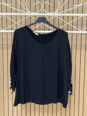 Blusa raso lazada en manga 3/4 negra