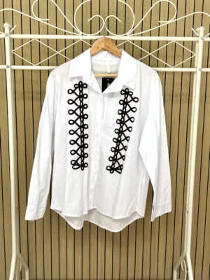 Camisa blanca con bordados en color chocolate en la parte delantera