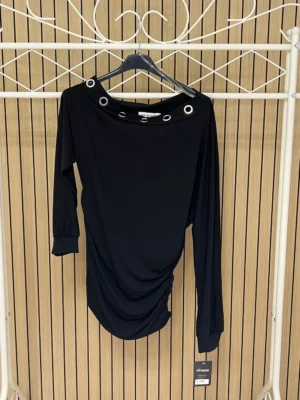 Camiseta manga larga lycra con anillas plateadas en el pecho negra