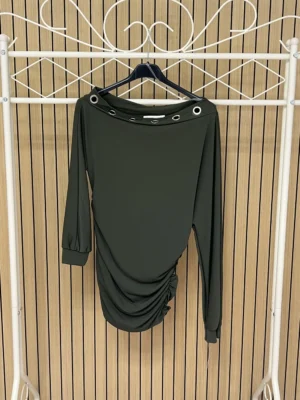 Camiseta manga larga lycra con anillas plateadas en el pecho verde
