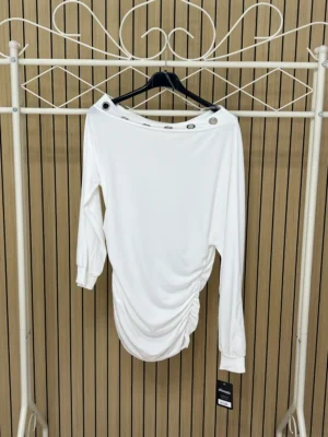 Camiseta manga larga lycra con anillas plateadas en el pecho blanca