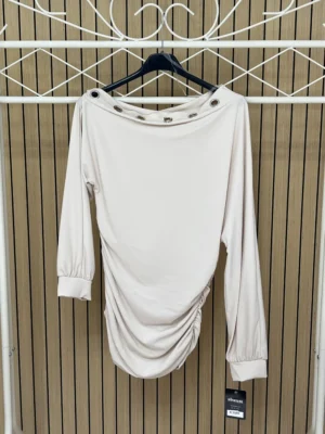 Camiseta manga larga lycra con anillas plateadas en el pecho beige