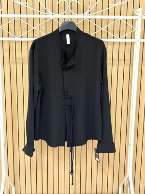 Blusa con 2 botones saten negra