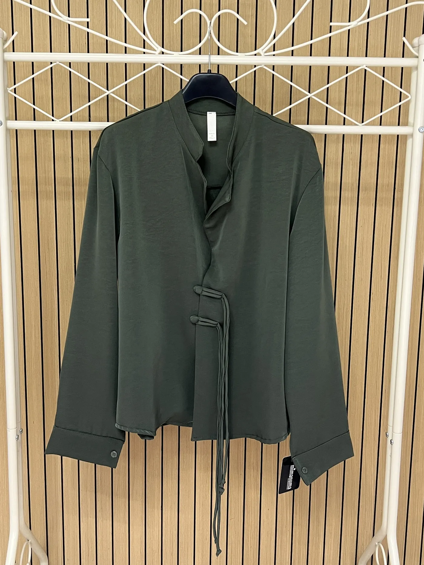 Blusa con 2 botones saten verde