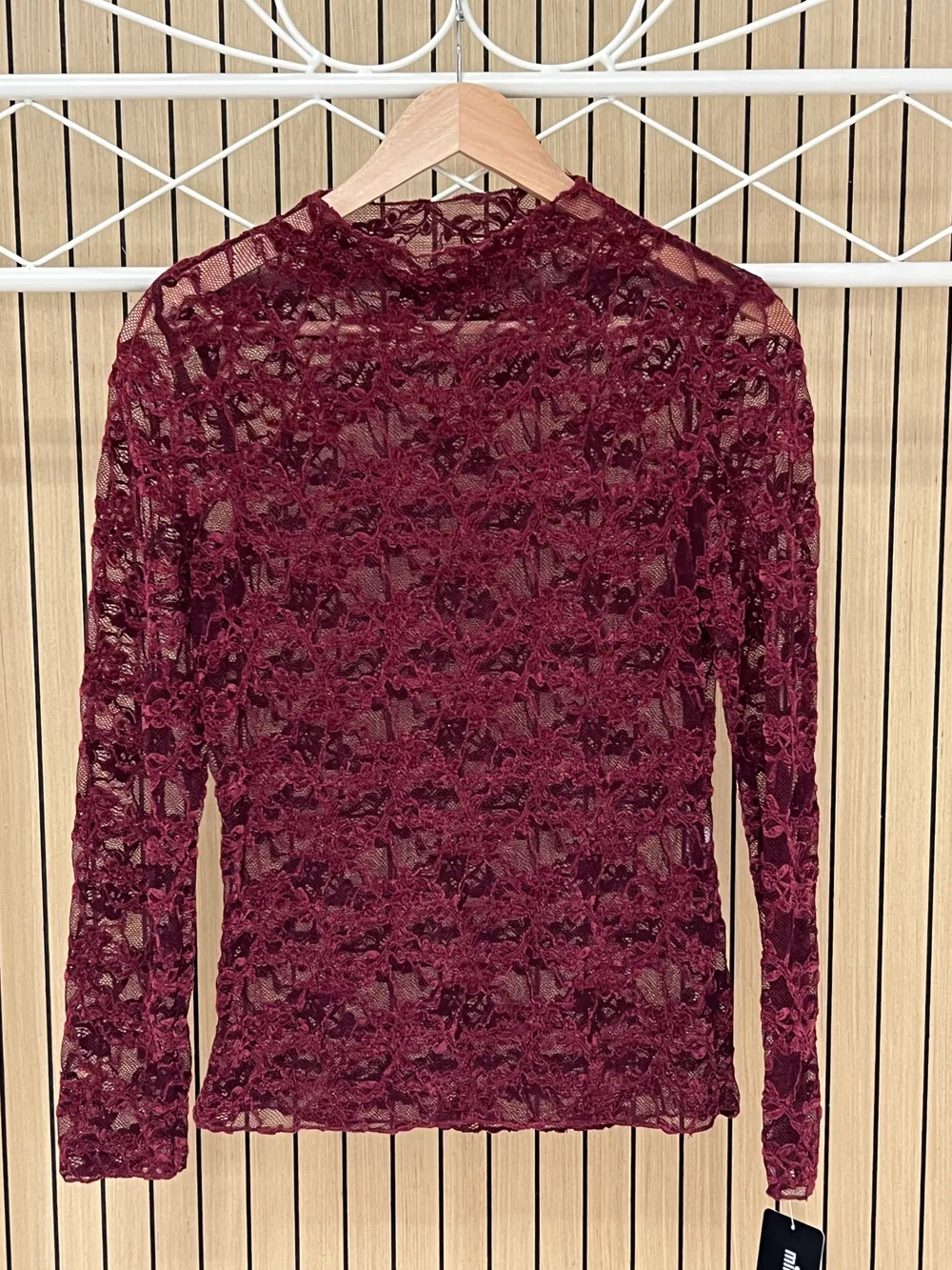 Camiseta manga larga encaje cuello redondo granate