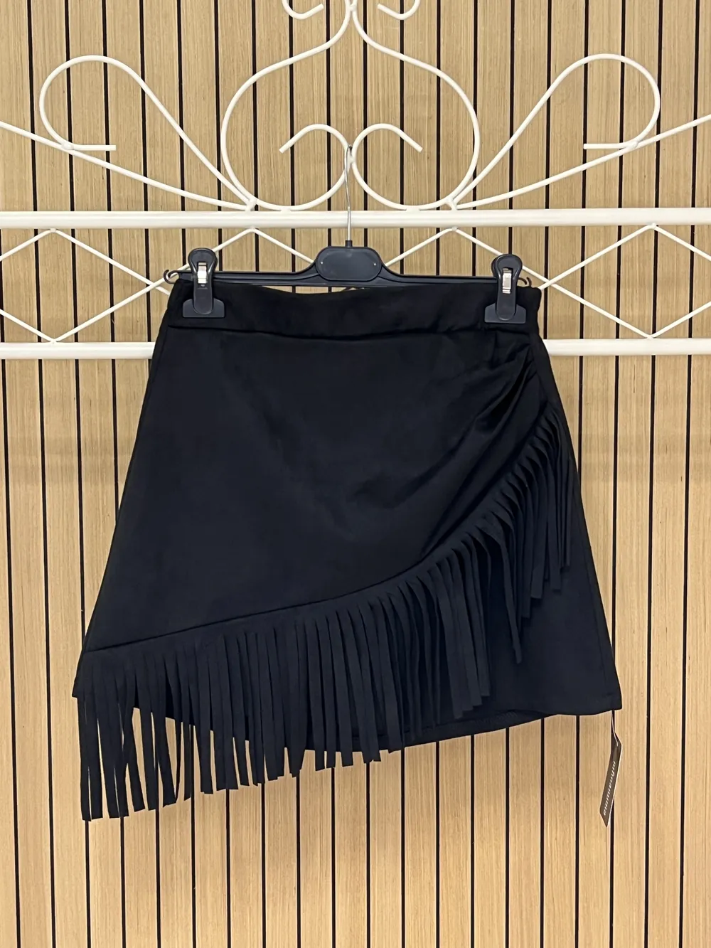 Falda corta antelina con flecos negra - Imagen 2
