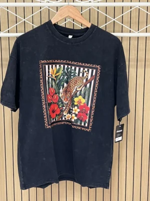 Camiseta manga corta algodón lavado piedra negra tigre