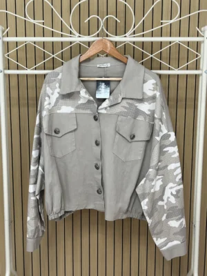 Chaqueta vaquera manga militar beige