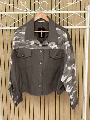 Chaqueta vaquera manga militar verde