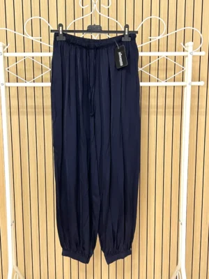 Pantalón raso globo puño engomado azul marino