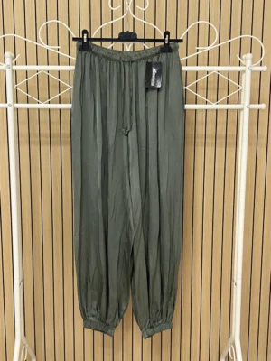 Pantalón raso globo puño engomado verde