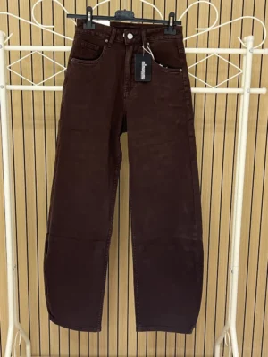 Pantalón vaquero marrón barrel