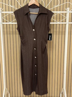 Vestido sin mangas raya diplomática botones chocolate