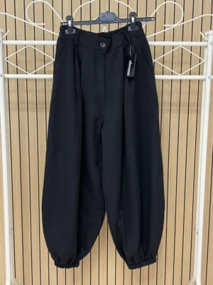 Pantalón tela con pinzas globo puño engomado negro