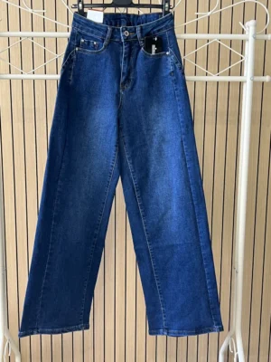 Pantalón vaquero azul oscuro pata recta costura lado