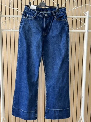 Pantalón vaquero azul oscuro pata recta con doble bajo