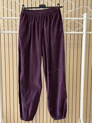 Pantalón de pana fina con puño engomado berenjena