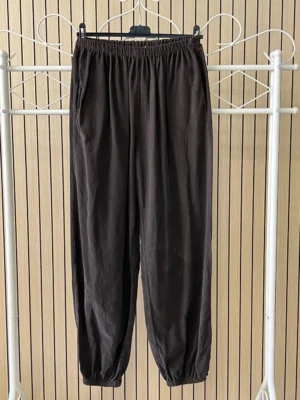 Pantalón de pana fina con puño engomado chocolate