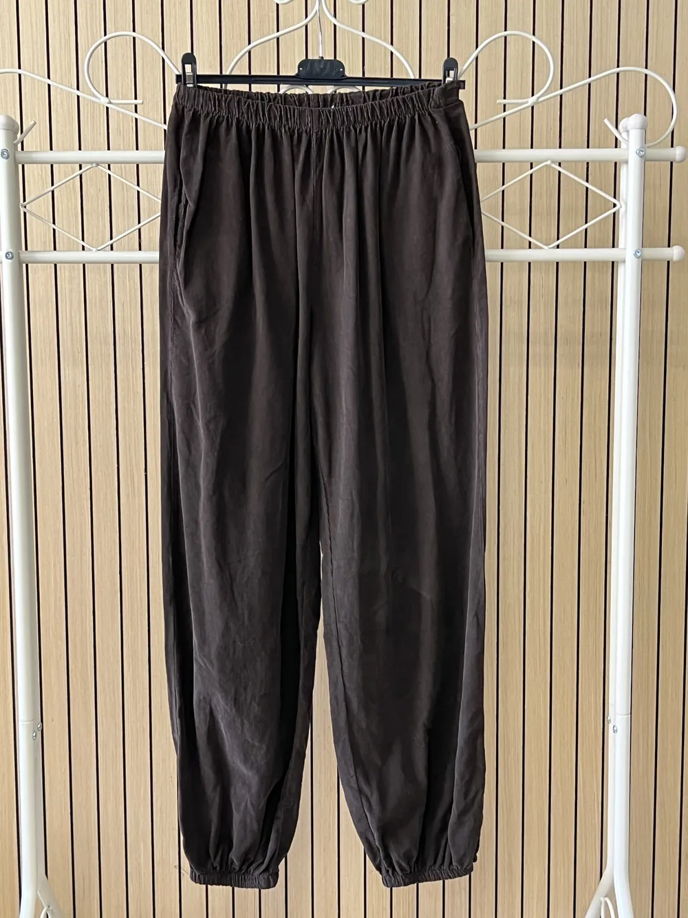 Pantalón de pana fina con puño engomado chocolate