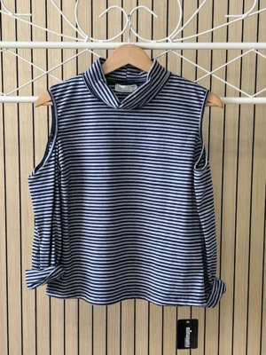 Camiseta rayas hombros descubierto azul marino