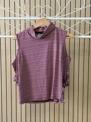 Camiseta rayas hombros descubierto granate