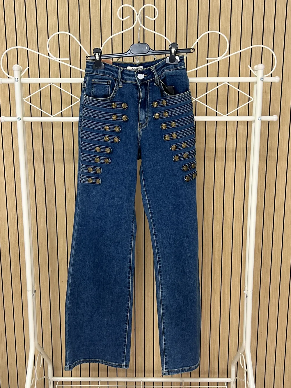 Pantalón vaquero azul oscuro con botones coronel a los lados