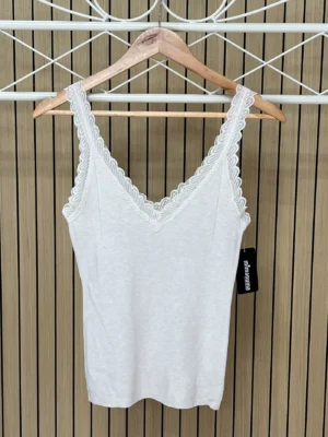 Camiseta punto encaje en tirantes blanca