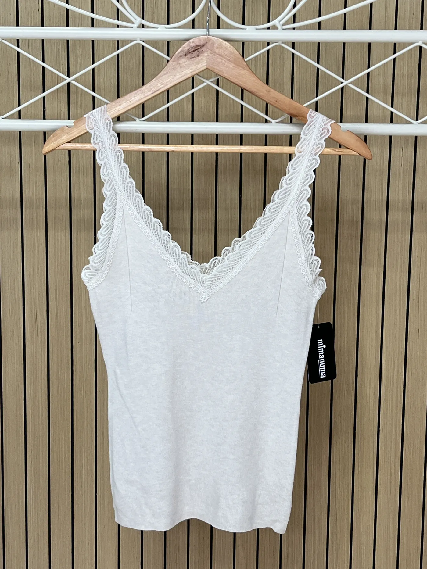 Camiseta punto encaje en tirantes blanca