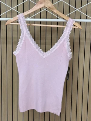 Camiseta punto encaje en tirantes rosa