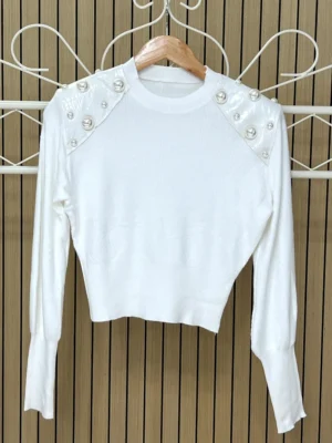 Jersey de punto manga larga con perlas grandes y polipiel en hombro blanco