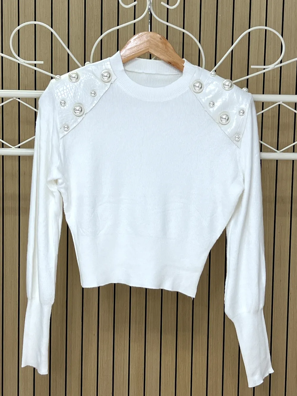 Jersey de punto manga larga con perlas grandes y polipiel en hombro blanco