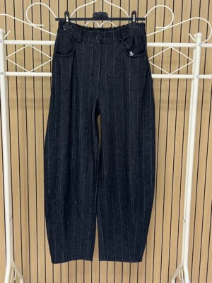 Pantalón vestir barrel con raya diplomática tejido grueso